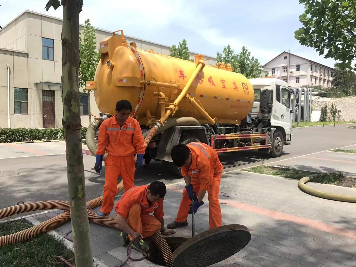 开福管道疏通车停在窨井附近