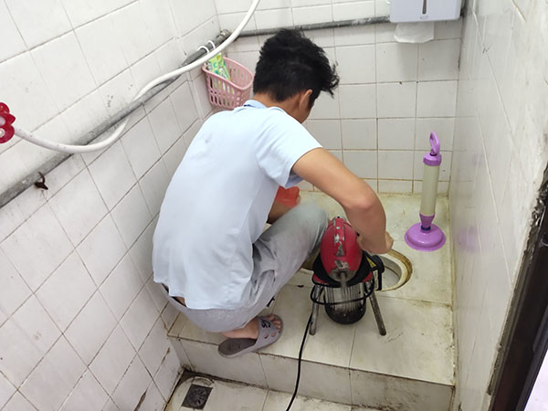 开福管道堵塞冒臭气 专业师傅现场解决问题