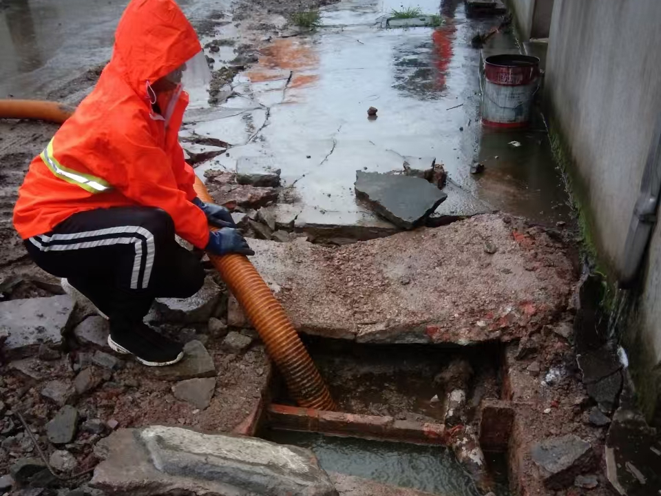 开福专业清理污水池 炜誉市政以规范流程守护城市 “肠道”