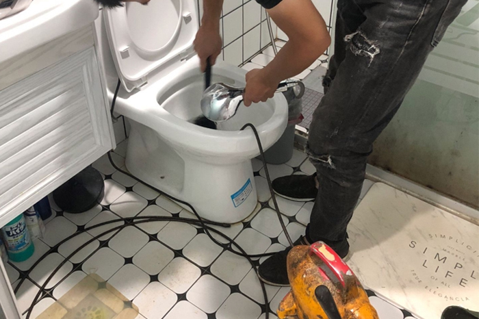 开福马桶堵塞自己疏通还是找师傅?专业上门服务让你省时更省心